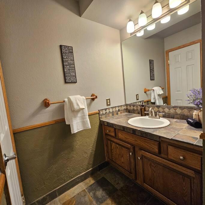 Private And Updated Breck Home With Hot Tub เบรกเคนริดจ์ ภายนอก รูปภาพ