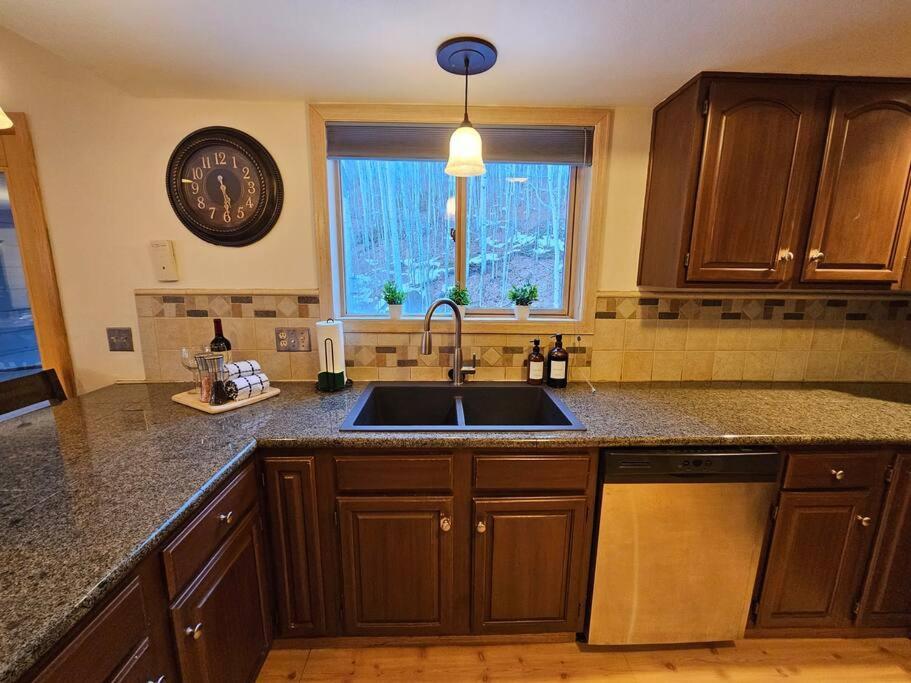 Private And Updated Breck Home With Hot Tub เบรกเคนริดจ์ ภายนอก รูปภาพ